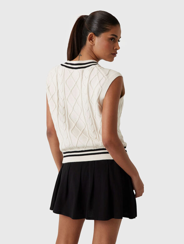 Cable knit V-neck sweater - 2