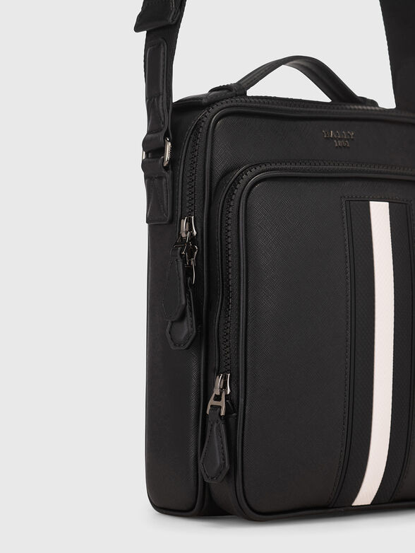 MACKAO crossbody bag with contrast stripe - 5