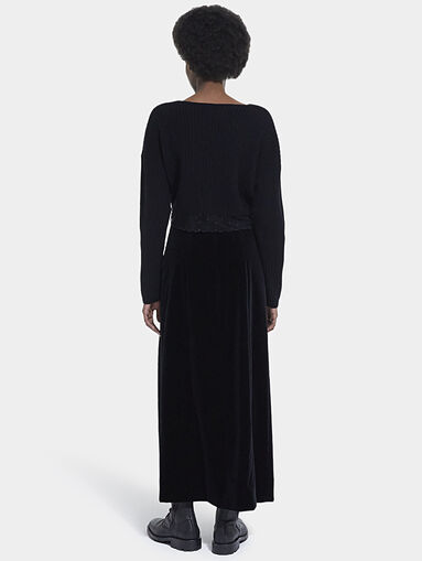 Black cropped sweater with accent hem - 4