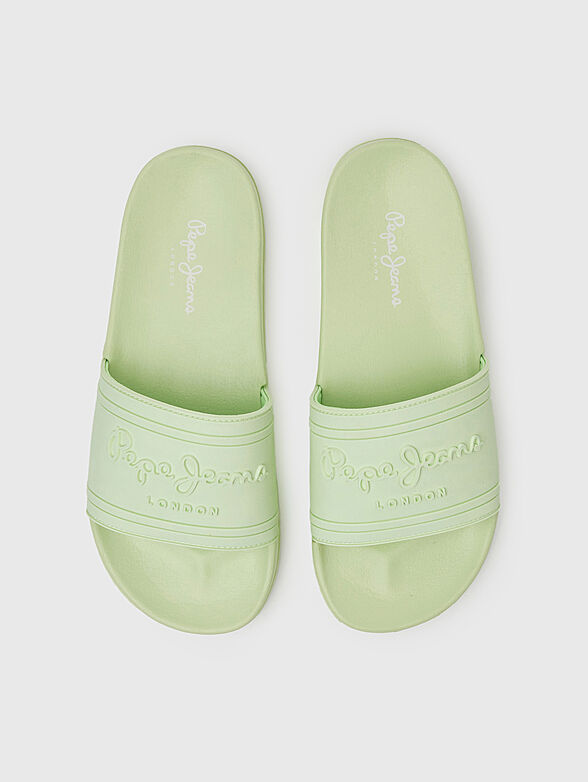 Green beach slippers with logo accent - 6