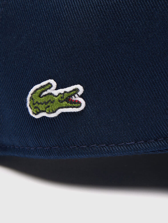 Dark blue hat with contrast embroidery - 2