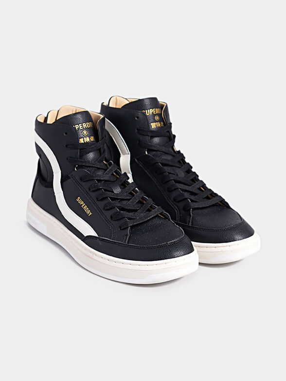 Sports shoes with contrasting stripe - 0