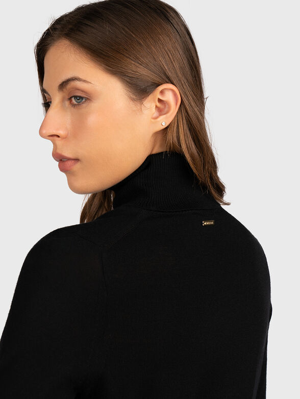 Beige sweater with accent buttons - 4