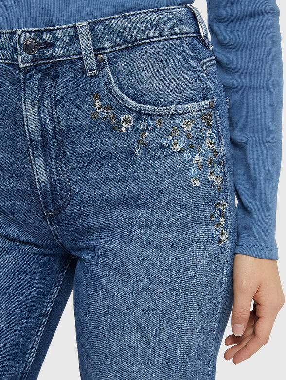Blue jeans with floral accents - 3