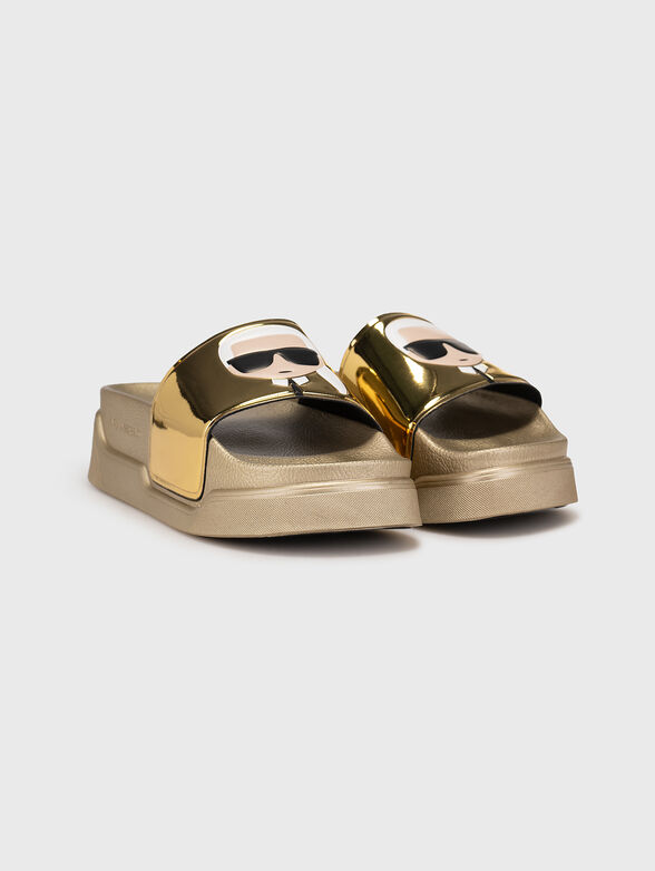KONDOMINIUM IKONIC slides with accent - 2