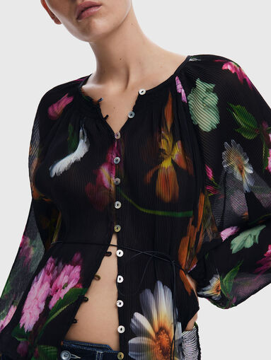 Blouse with long sleeves and buttons - 4