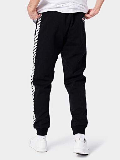 Pants with contrasting details - 3