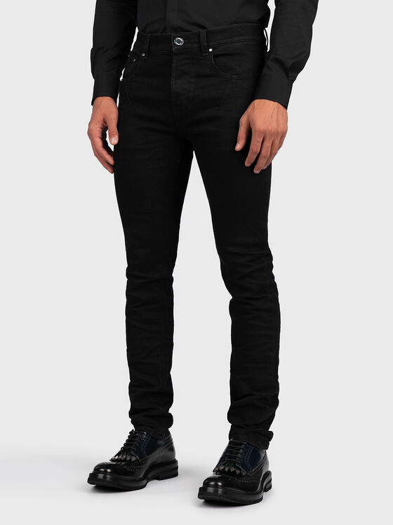 Λεπτό τζιν παντελόνι σε μαύρο χρώμα - 1