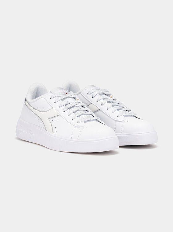 Λευκά αθλητικά παπούτσια με ασημένιες λεπτομέρειες - 2