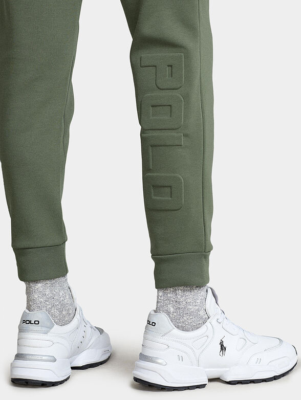 Sports pants with embossed logo - 3