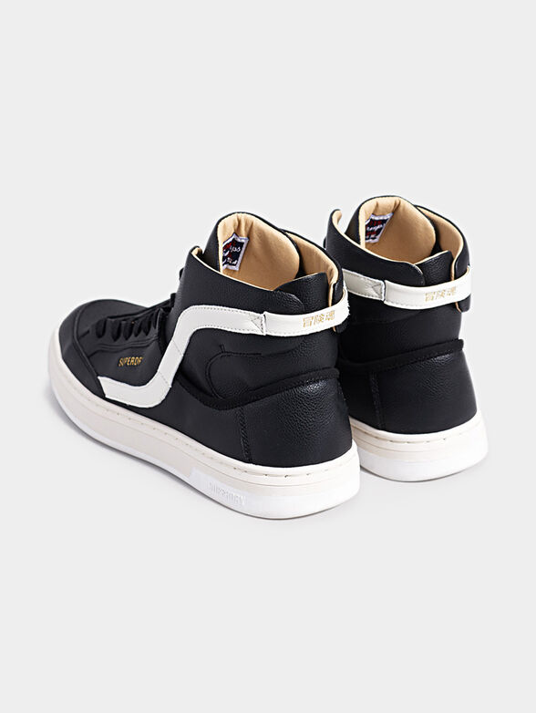 Sports shoes with contrasting stripe - 1