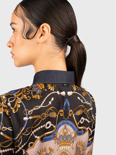 Satin effect shirt with print and black collar - 4