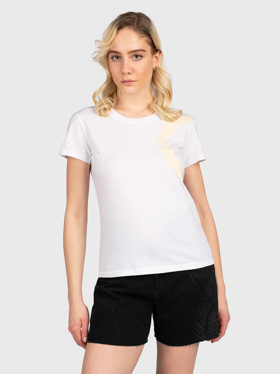 Λευκό μπλουζάκι με εκτύπωση σε αντίθεση - 1