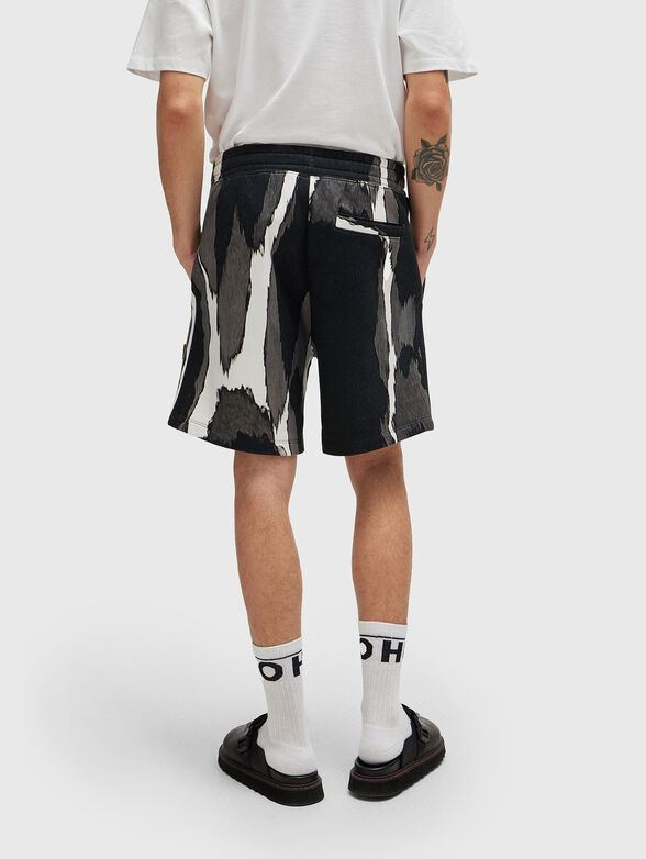 DAVERAR shorts with multicolour print - 2